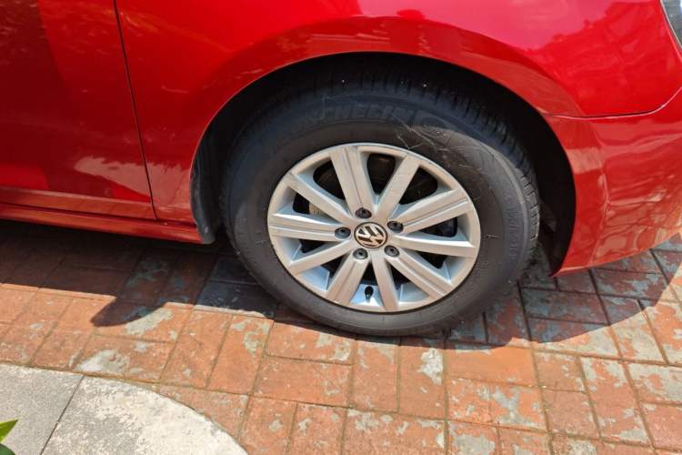 Used Volkswagen Golf 2011 1.6L Automatic Fashion Edition Right Front Wheel Hub