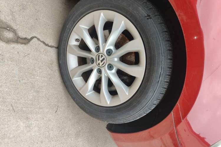 Used Volkswagen Golf 2011 1.4 TSI Automatic Luxury Edition Right Front Wheel Hub
