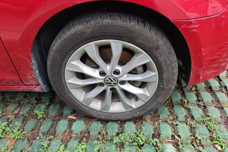 Used Volkswagen Golf 2011 1.4 TSI Automatic Comfort Model Right Front Wheel Hub