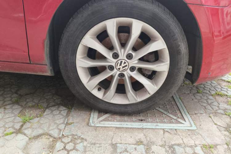 Used Volkswagen Golf 2011 1.6L Automatic Comfort Model Right Front Wheel Hub