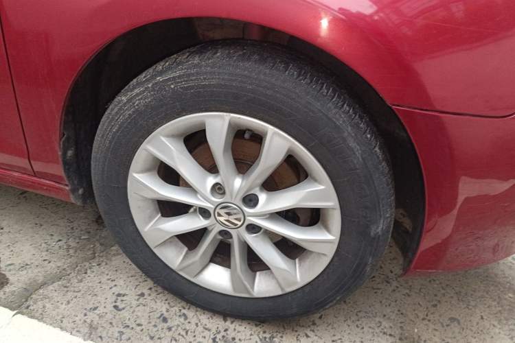Used Volkswagen Golf 2011 1.6L Automatic Comfort Model Right Front Wheel Hub