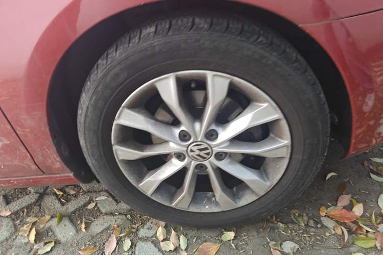 Used Volkswagen Golf 2011 1.6L Automatic Comfort Model Right Front Wheel Hub