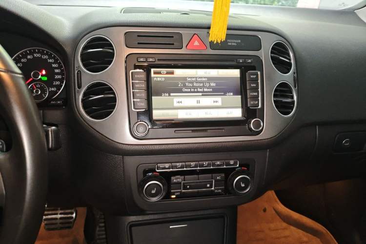 Used Volkswagen Golf 2011 1.4TSI Cross Golf Audio And AC Panel