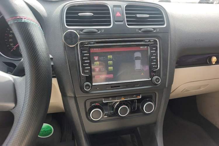 Used Volkswagen Golf 2011 1.6 Manual Comfort Model Audio And AC Panel