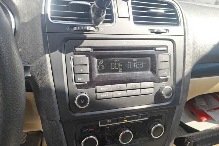 Used Volkswagen Golf 2011 1.6L Automatic Comfort Model Audio And AC Panel