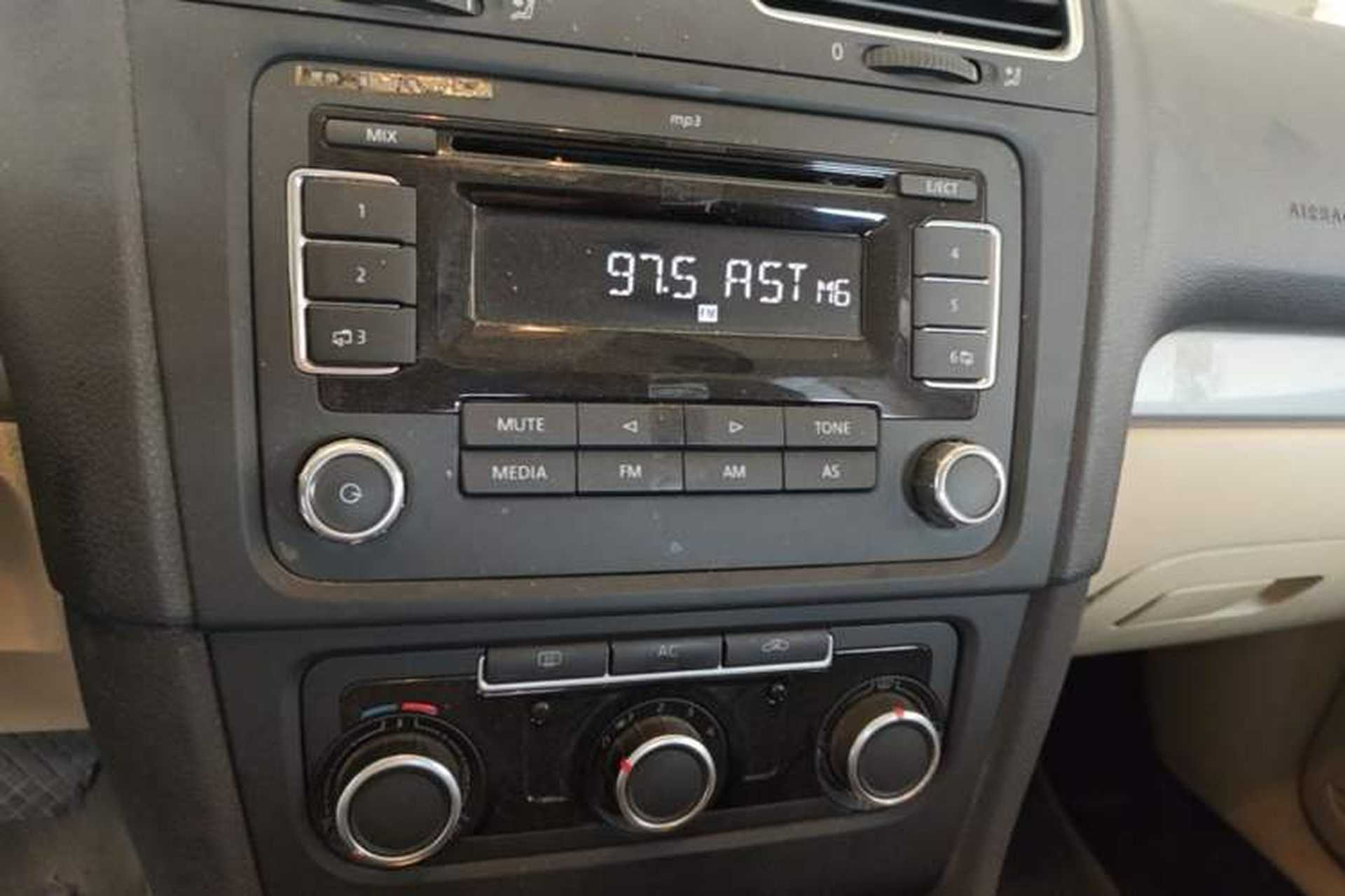 Used Volkswagen Golf 2011 1.6L Automatic Fashion Edition Audio And AC Panel