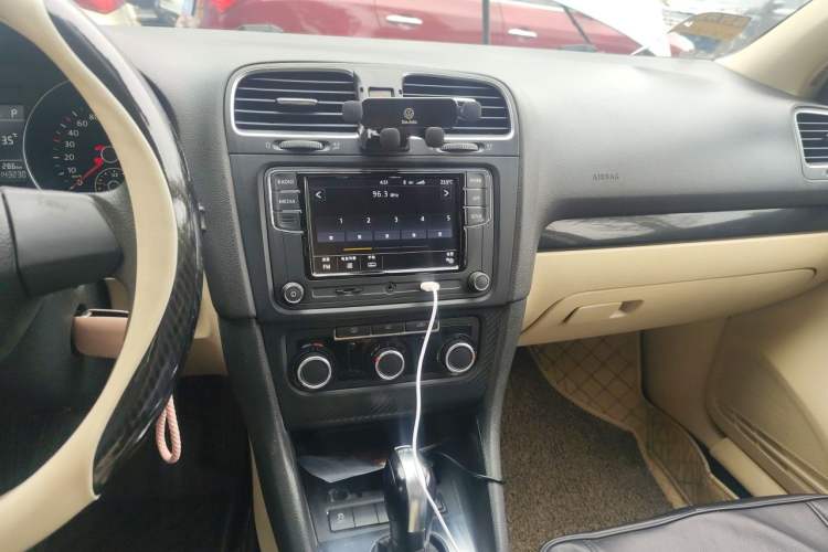 Used Volkswagen Golf 2011 1.6L Automatic Comfort Model Audio And AC Panel