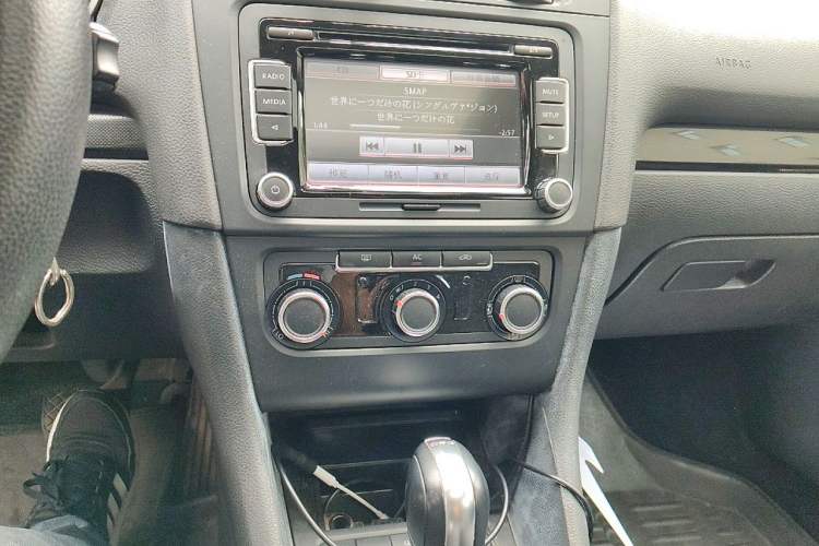 Used Volkswagen Golf 2011 1.6L Automatic Comfort Model Audio And AC Panel
