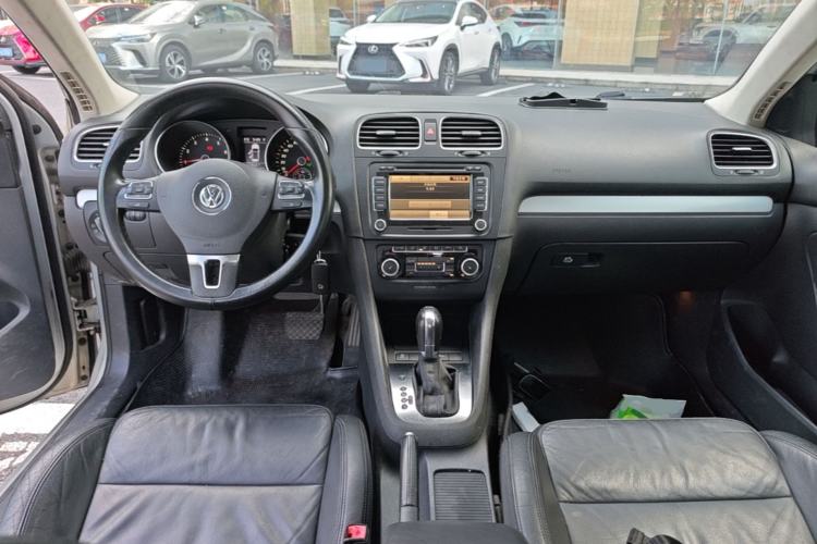 Used Volkswagen Golf 2011 1.4 TSI Luxury Touring Edition Center Console