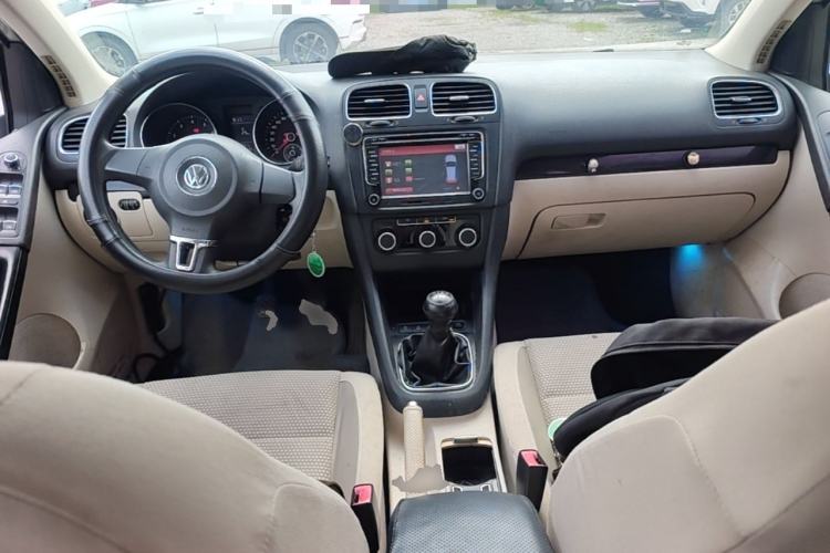 Used Volkswagen Golf 2011 1.6 Manual Comfort Model Center Console