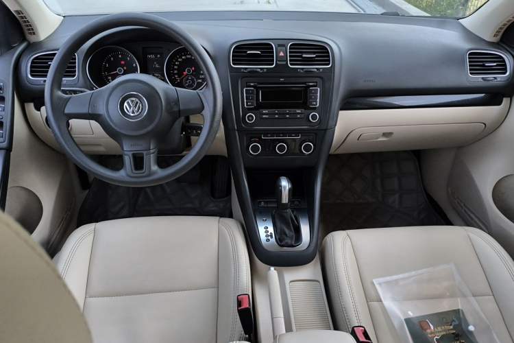 Used Volkswagen Golf 2011 1.4 TSI Automatic Comfort Model Center Console