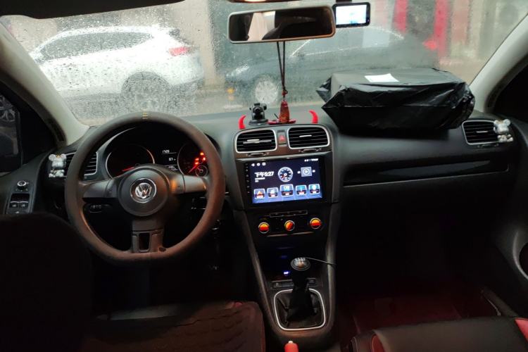 Used Volkswagen Golf 2011 1.6 Manual Comfort Model Center Console