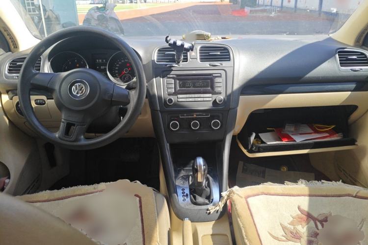 Used Volkswagen Golf 2011 1.6L Automatic Comfort Model Center Console