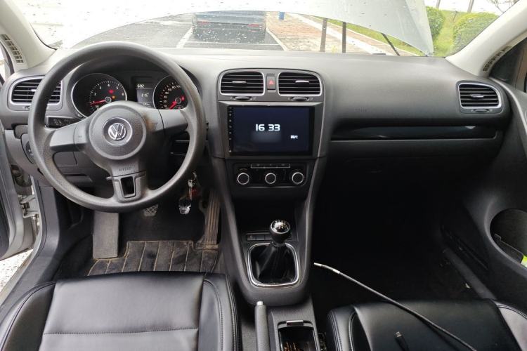 Used Volkswagen Golf 2011 1.6 Manual Comfort Model Center Console