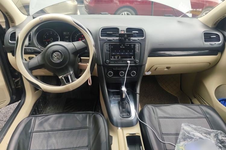 Used Volkswagen Golf 2011 1.6L Automatic Comfort Model Center Console