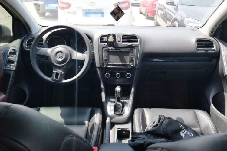 Used Volkswagen Golf 2011 1.6L Automatic Comfort Model Center Console