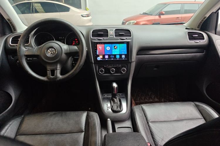 Used Volkswagen Golf 2011 1.6L Automatic Comfort Model Center Console
