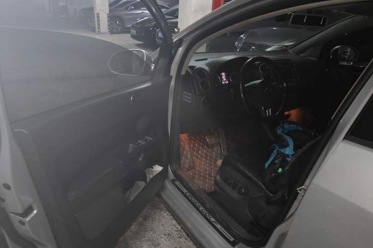 Used Volkswagen Golf 2011 1.4TSI Cross Golf Driver Seat
