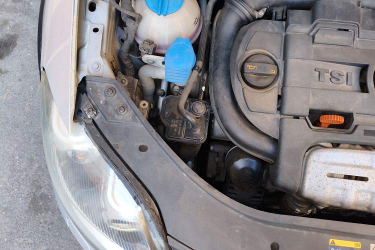 Used Volkswagen Golf 2011 1.4TSI Cross Golf Engine Bay Right