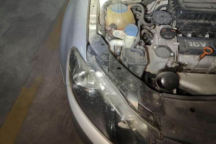 Used Volkswagen Golf 2011 1.6L Automatic Comfort Model Engine Bay Right