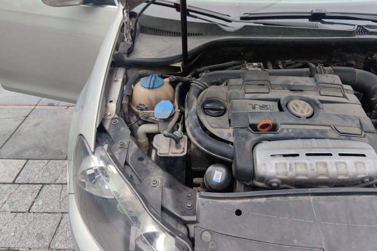 Used Volkswagen Golf 2011 1.4 TSI Comfort Travel Edition Engine Bay Right