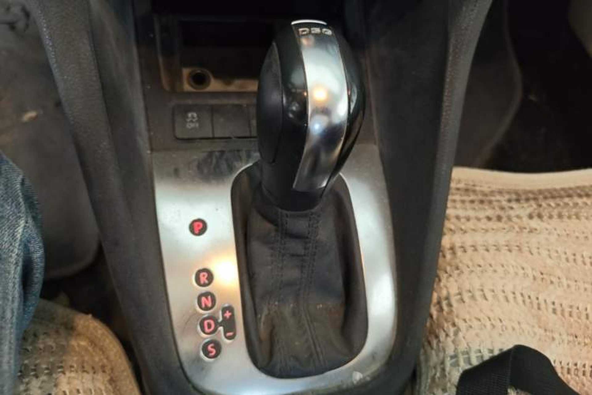 Used Volkswagen Golf 2011 1.6L Automatic Fashion Edition Gear Lever