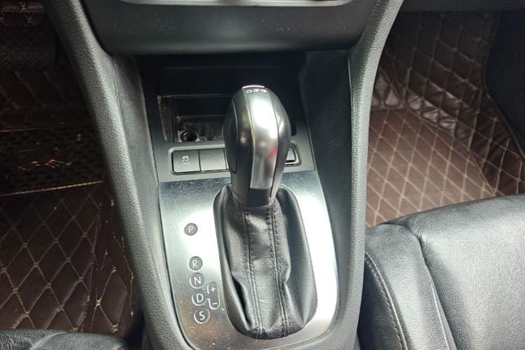 Used Volkswagen Golf 2011 1.6L Automatic Comfort Model Gear Lever