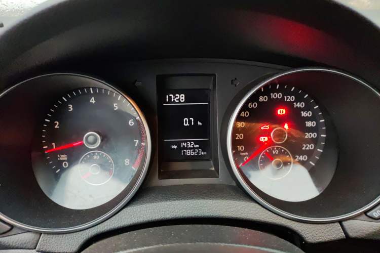 Used Volkswagen Golf 2011 1.6 Manual Comfort Model Instrument Cluster