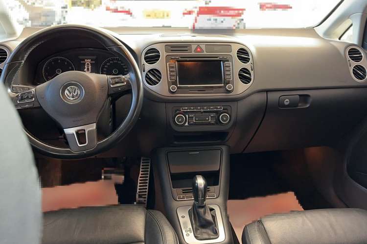 Used Volkswagen Golf 2011 1.4TSI Cross Golf Interior 3