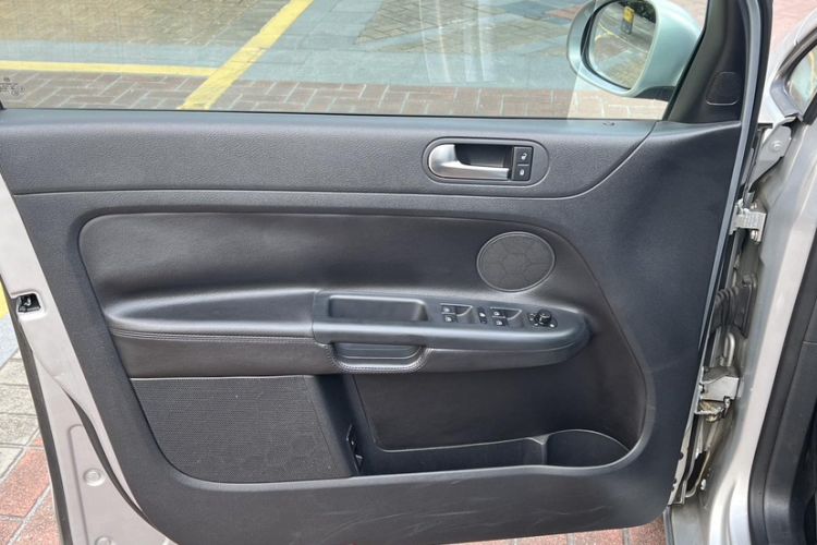 Used Volkswagen Golf 2011 1.4TSI Cross Golf Interior 8