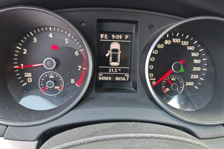 Used Volkswagen Golf 2011 1.4 TSI Luxury Touring Edition Odometer Close Up
