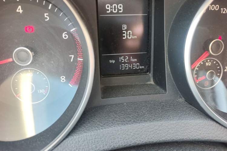 Used Volkswagen Golf 2011 1.6 Manual Comfort Model Odometer Close Up