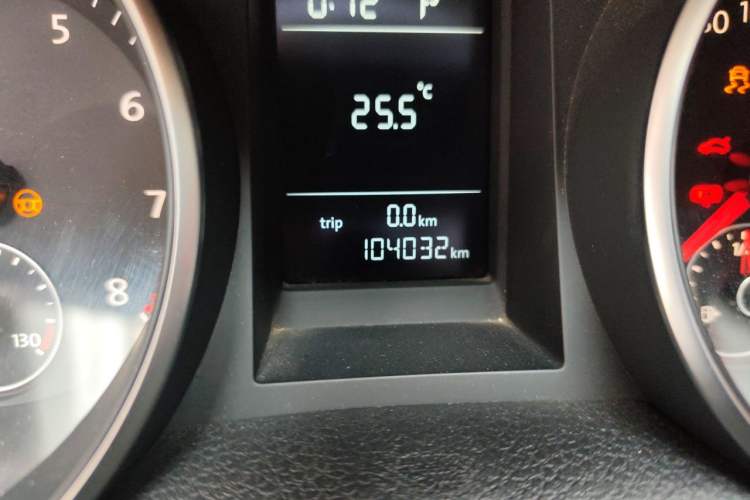 Used Volkswagen Golf 2011 1.4 TSI Automatic Comfort Model Odometer Close Up
