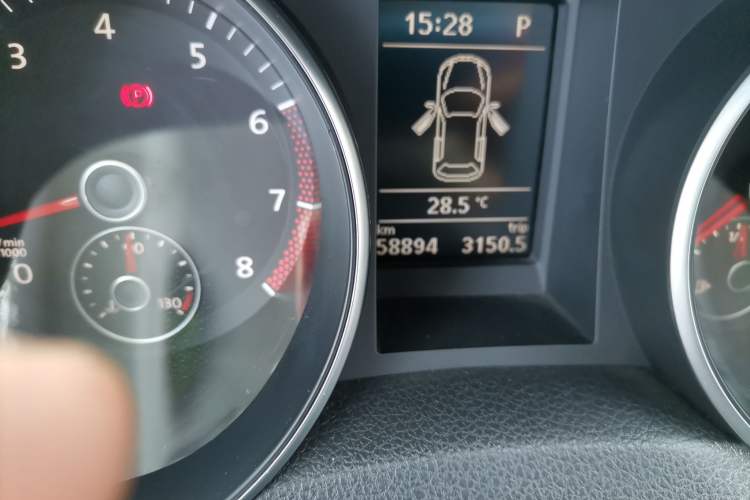 Used Volkswagen Golf 2011 1.4 TSI Automatic Luxury Edition Odometer Close Up
