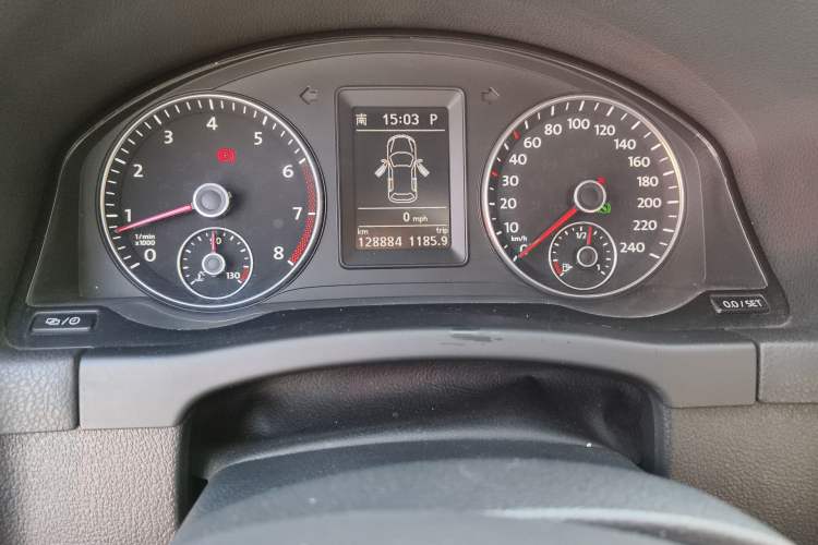 Used Volkswagen Golf 2011 1.4TSI Cross Golf Odometer Close Up