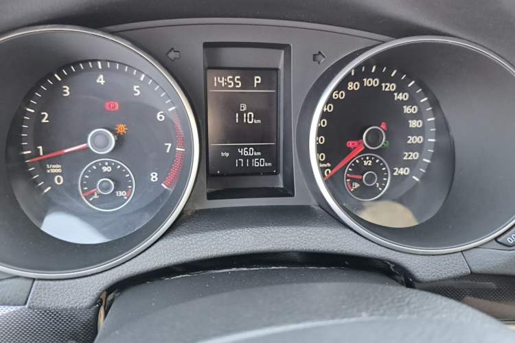 Used Volkswagen Golf 2011 1.4 TSI Automatic Comfort Model Odometer Close Up
