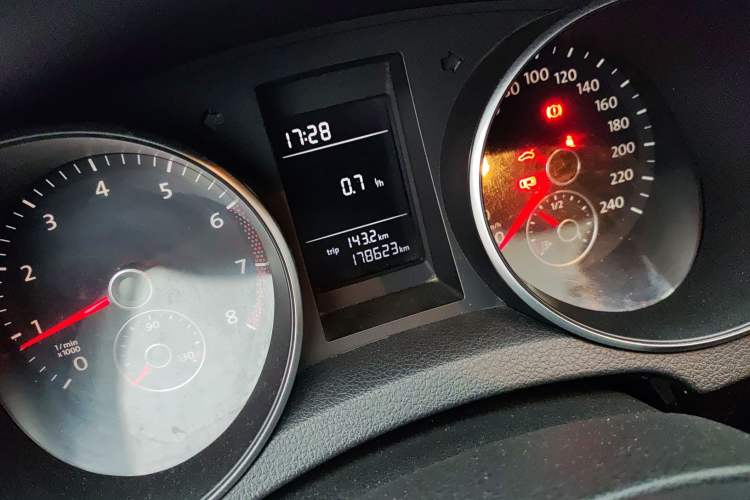 Used Volkswagen Golf 2011 1.6 Manual Comfort Model Odometer Close Up