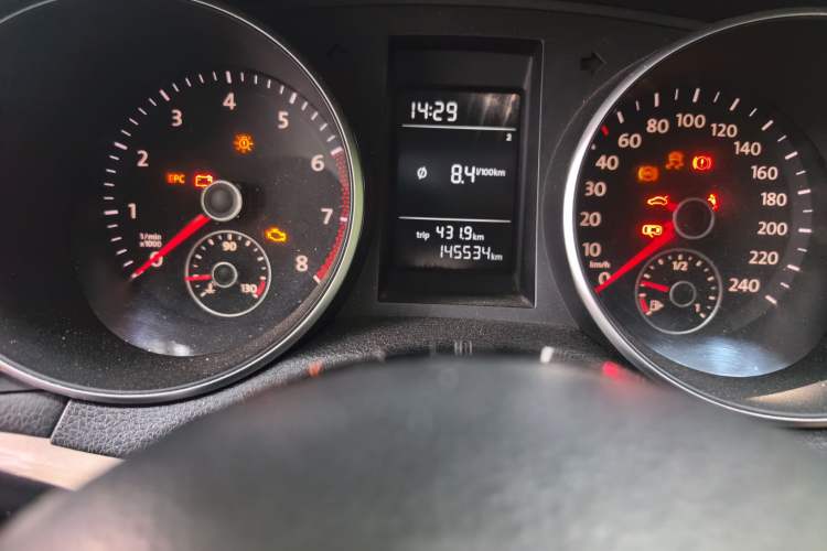 Used Volkswagen Golf 2011 1.6 Manual Fashion Edition Odometer Close Up