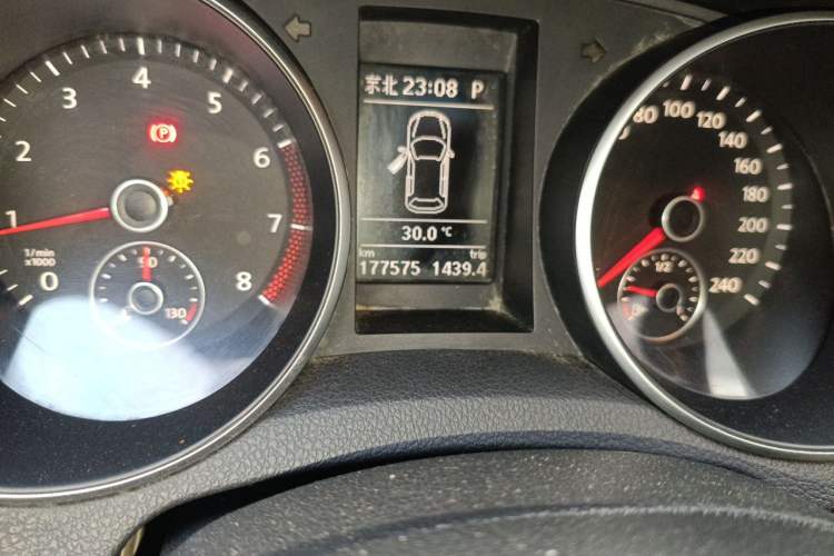 Used Volkswagen Golf 2011 1.4 TSI Luxury Touring Edition Odometer Close Up