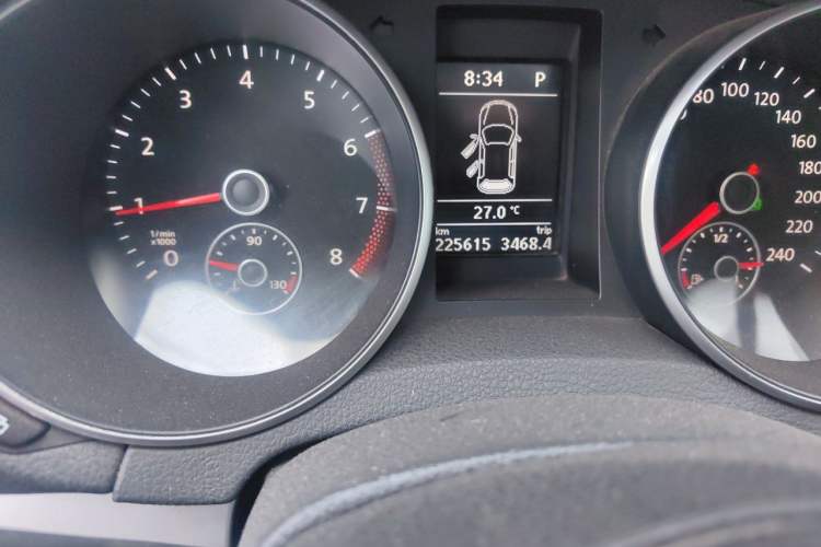Used Volkswagen Golf 2011 1.4 TSI Comfort Travel Edition Odometer Close Up