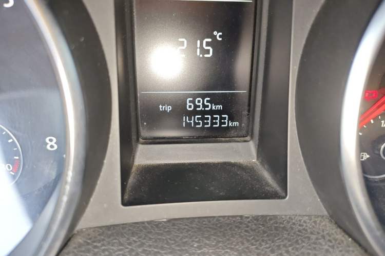 Used Volkswagen Golf 2011 1.6 Manual Comfort Model Odometer Close Up