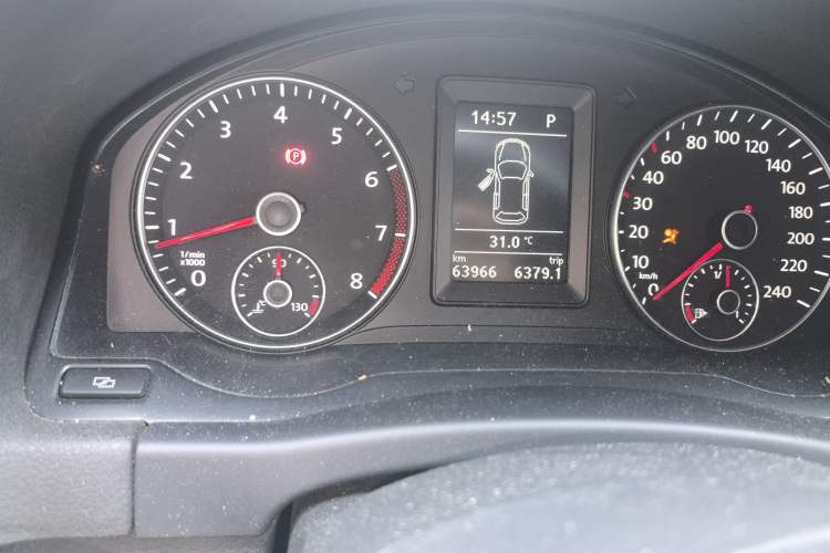 Used Volkswagen Golf 2011 1.4TSI Cross Golf Odometer Close Up