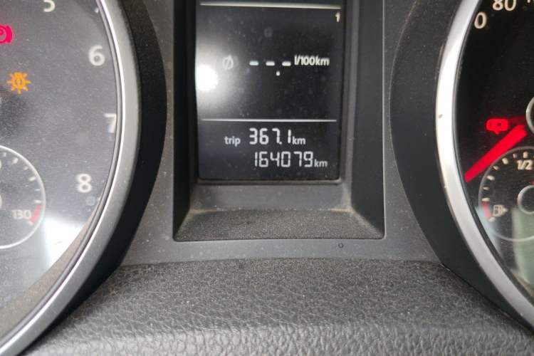 Used Volkswagen Golf 2011 1.4 TSI Automatic Comfort Model Odometer Close Up