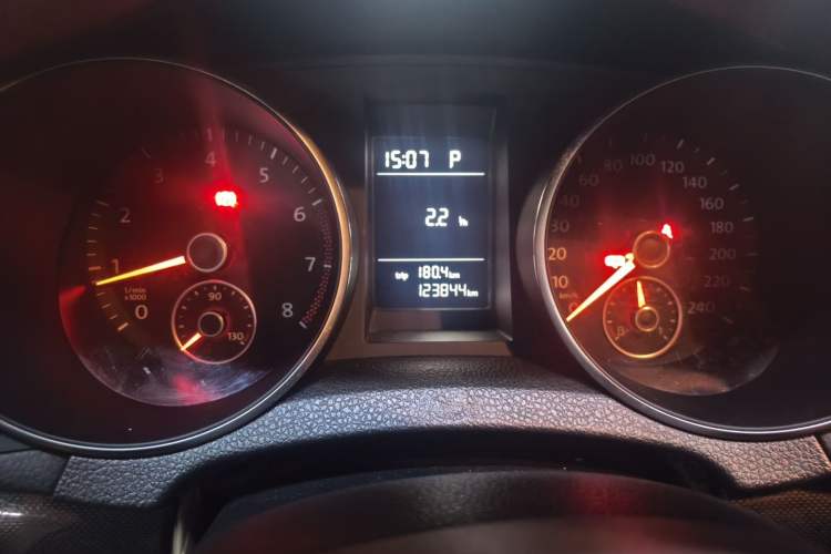 Used Volkswagen Golf 2011 1.4 TSI Automatic Comfort Model Odometer Close Up