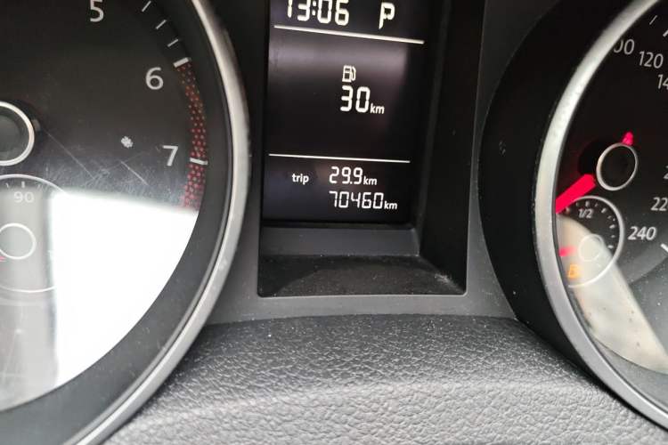 Used Volkswagen Golf 2011 1.4 TSI Automatic Comfort Model Odometer Close Up