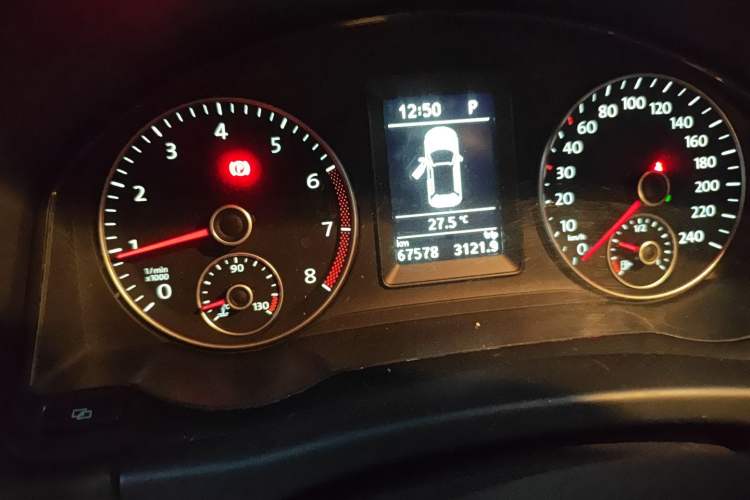 Used Volkswagen Golf 2011 1.4TSI Cross Golf Odometer Close Up