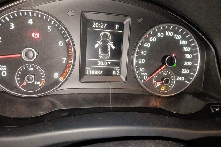 Used Volkswagen Golf 2011 1.4TSI Cross Golf Odometer Close Up