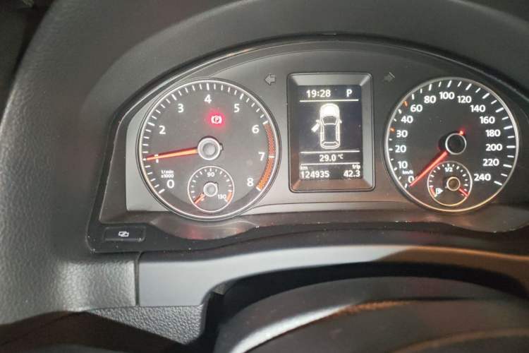 Used Volkswagen Golf 2011 1.4TSI Cross Golf Odometer Close Up