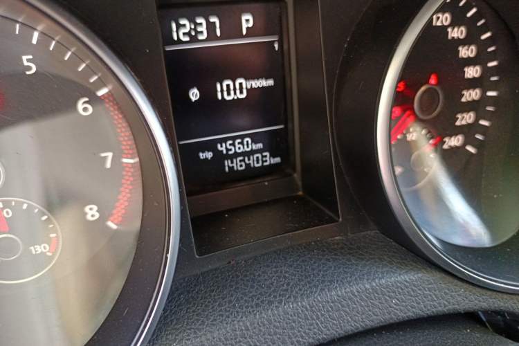 Used Volkswagen Golf 2011 1.4 TSI Automatic Comfort Model Odometer Close Up