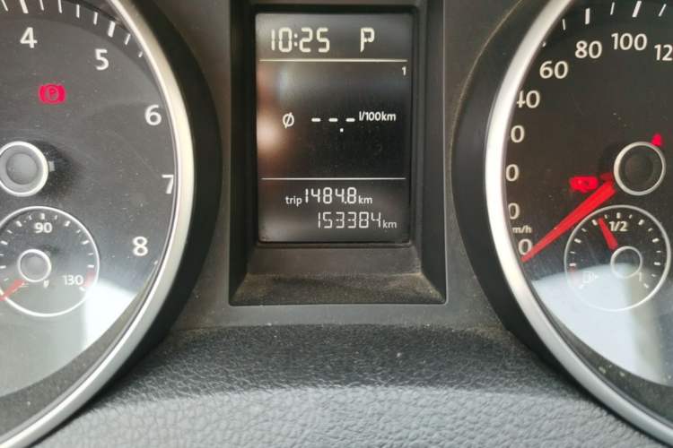 Used Volkswagen Golf 2011 1.6L Automatic Comfort Model Odometer Close Up